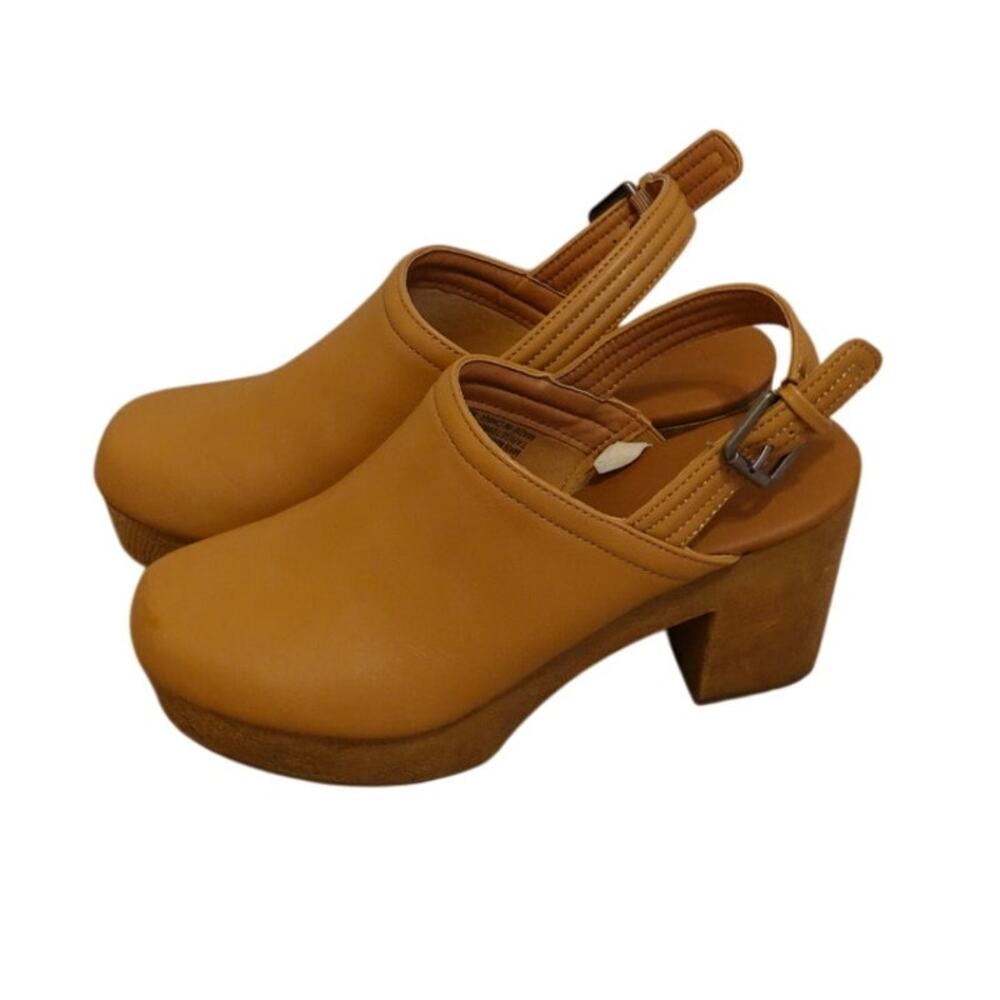 Universal Thread Size 9 Tan Clogs - image 1